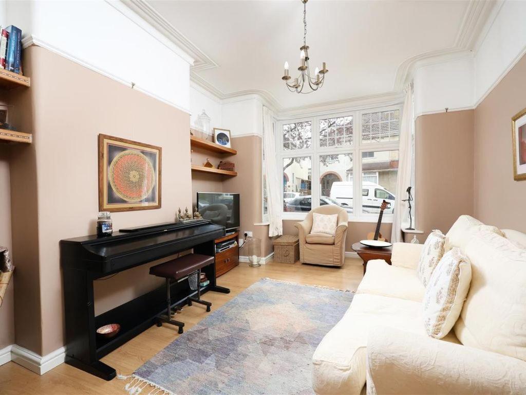 Comfortable Escape Near Gloucester Road Ferienhaus Bristol